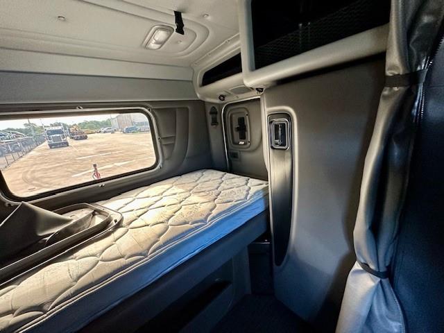 2021 Peterbilt 389-18
