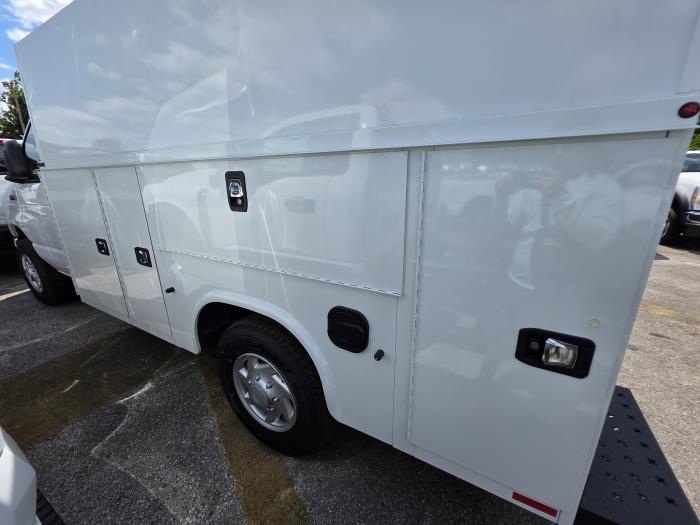 2025 Ford E-350-4