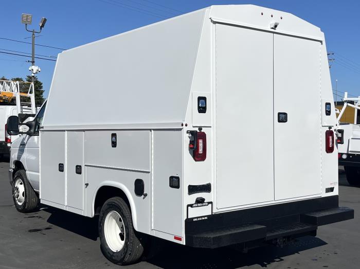 2025 Ford E-350-2