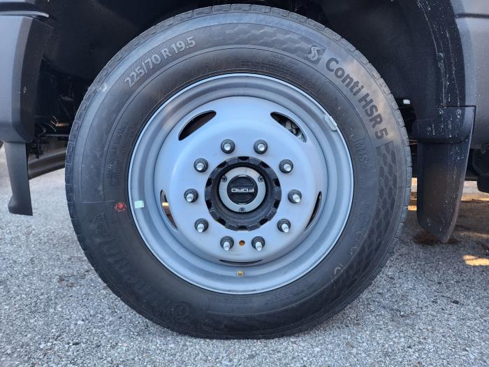 2025 Ford F-550-8