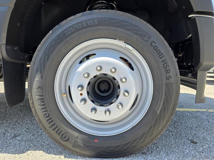2025 Ford F-550-9