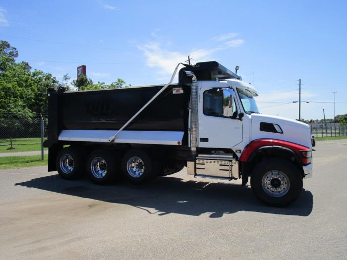 2022 Volvo VHD-9