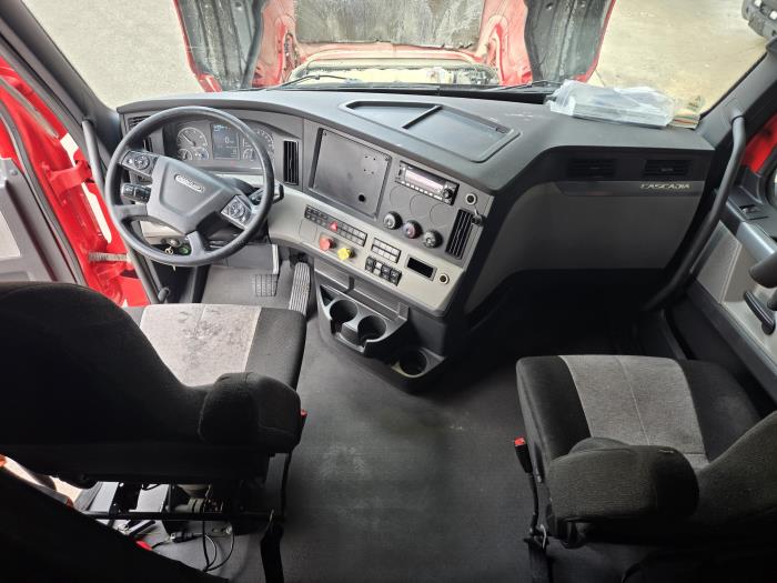 2022 Freightliner Cascadia-2