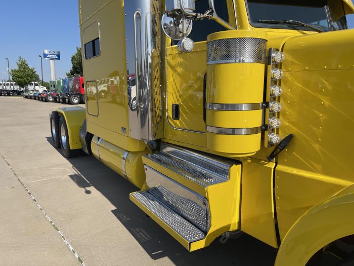 2023 Peterbilt 389-4