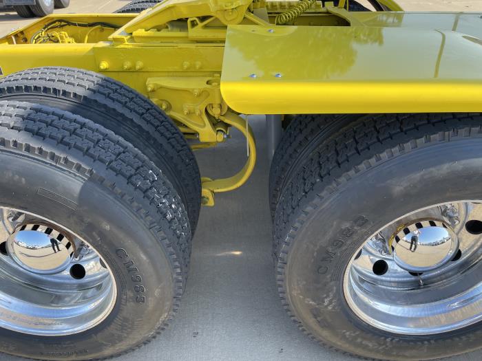 2023 Peterbilt 389-8