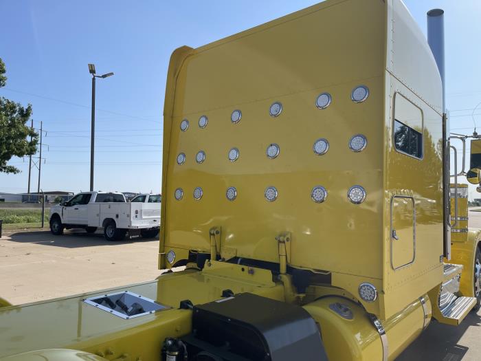 2023 Peterbilt 389-9