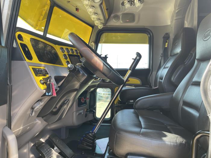 2023 Peterbilt 389-17