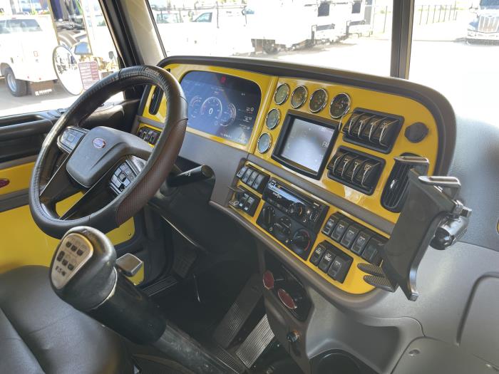 2023 Peterbilt 389-21