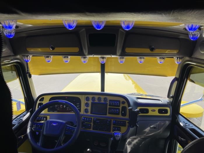 2023 Peterbilt 389-30