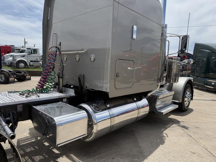 2019 Peterbilt 389-33