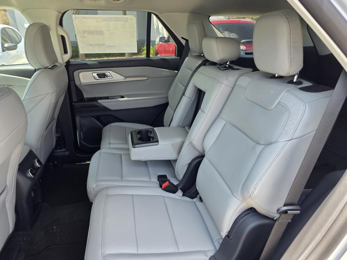 2025 Ford Explorer-12