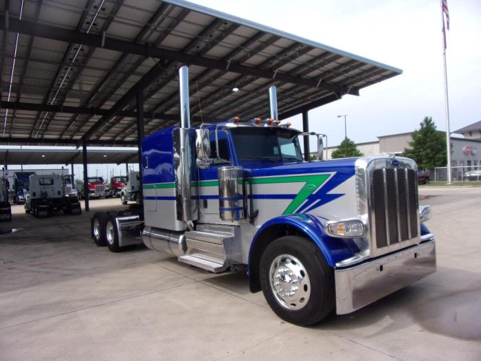2023 Peterbilt 389-3