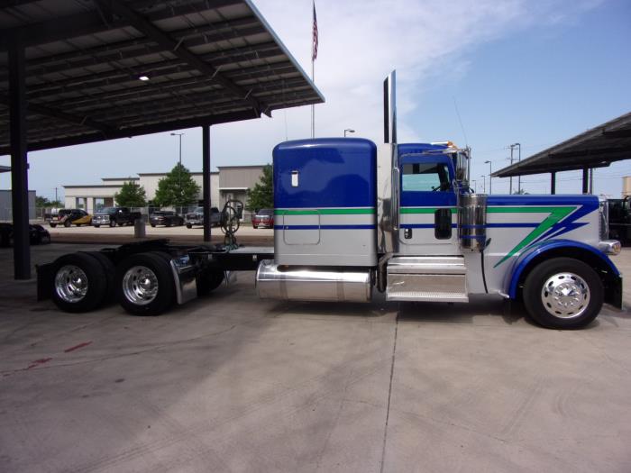 2023 Peterbilt 389-4