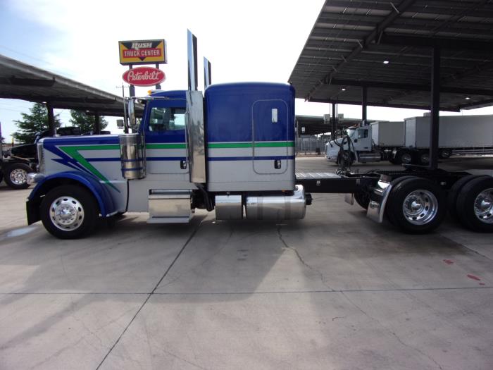 2023 Peterbilt 389-8