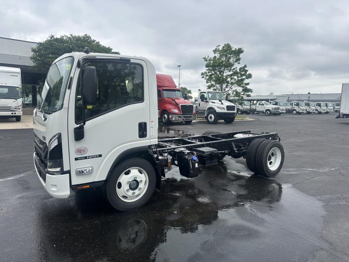2025 Isuzu NRR-4