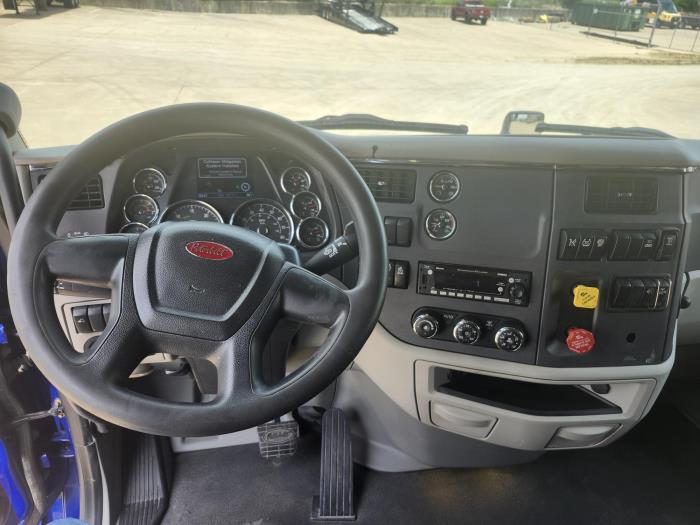 2022 Peterbilt 579-8