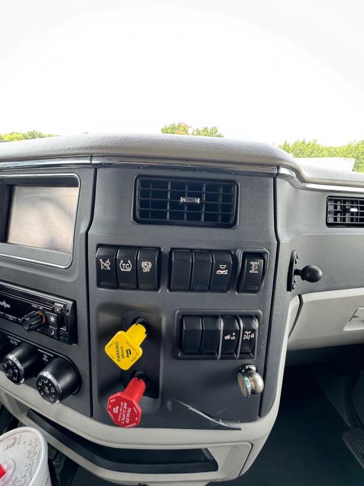 2021 Peterbilt 579-16