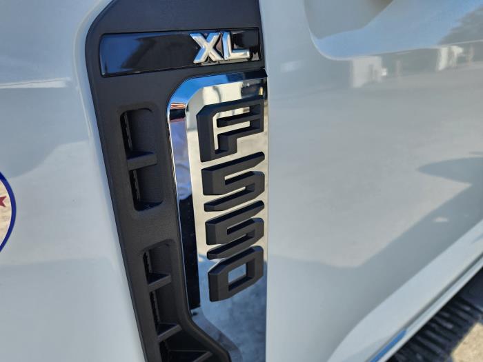 2025 Ford F-550-11