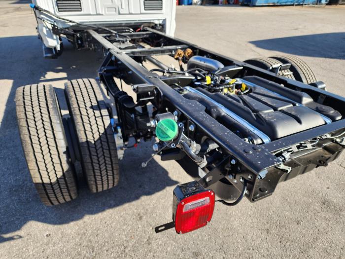 2025 Ford F-550-13