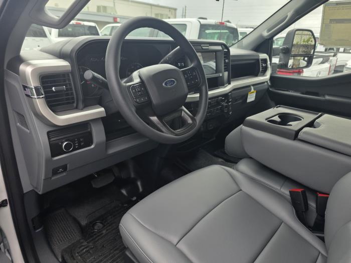 2025 Ford F-550-13