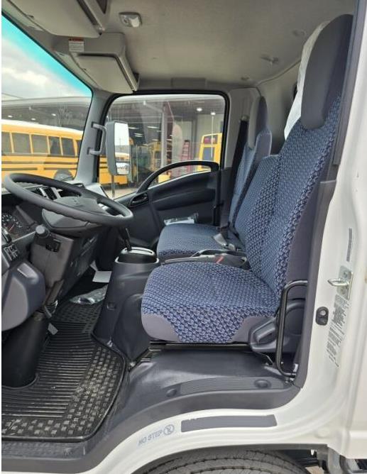 2025 Isuzu NRR photo 3