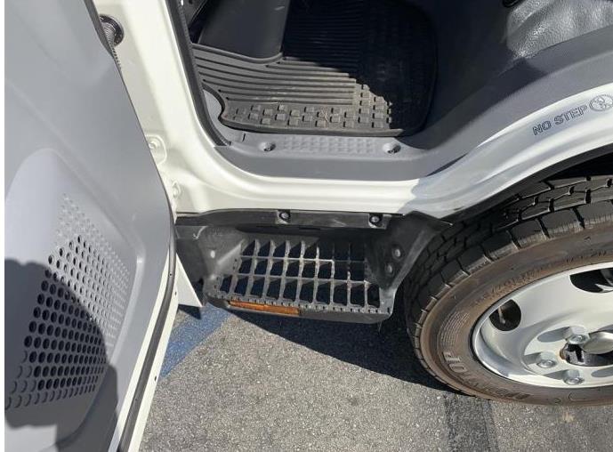 2025 Isuzu NRR photo 4