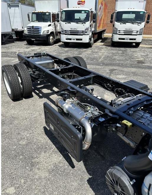 2025 Isuzu NPR-XD-10