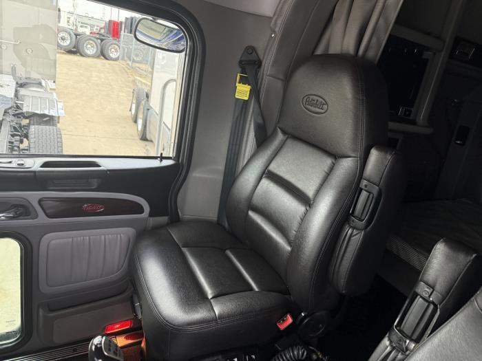 2022 Peterbilt 389-8