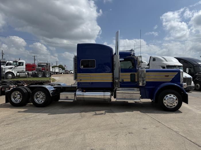 2022 Peterbilt 389-27