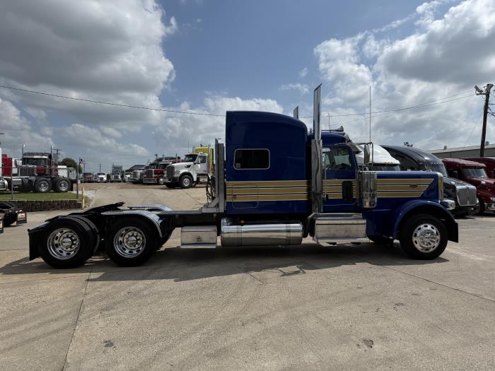 2022 Peterbilt 389-29