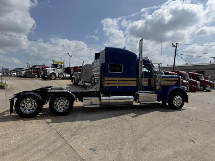 2022 Peterbilt 389-30