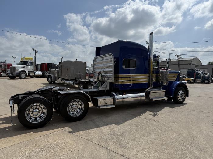 2022 Peterbilt 389-4