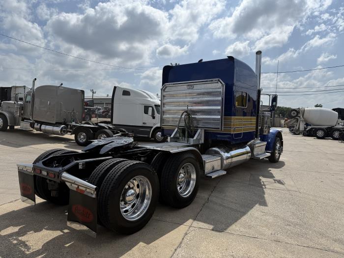 2022 Peterbilt 389-33