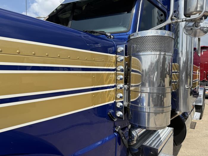 2022 Peterbilt 389-44