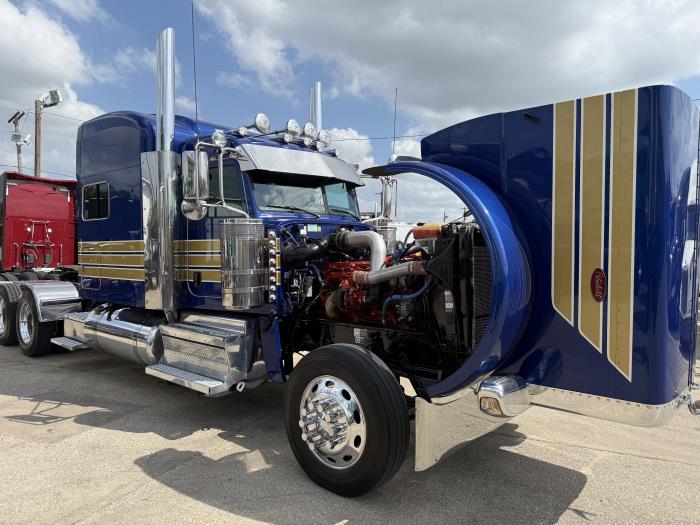 2022 Peterbilt 389-48
