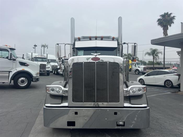 2023 Peterbilt 389-2