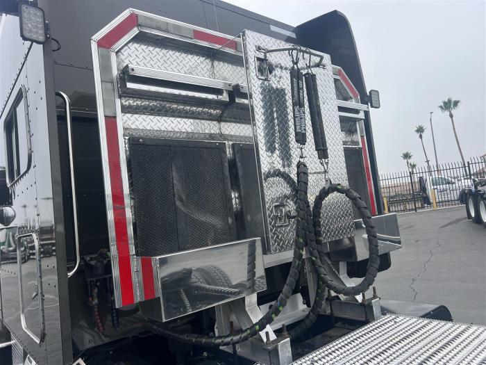 2023 Peterbilt 389-10