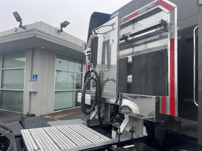 2023 Peterbilt 389-11
