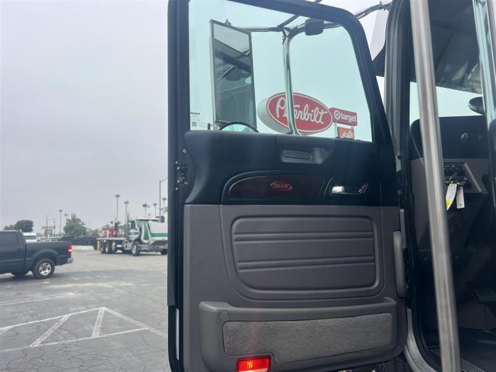 2023 Peterbilt 389-22