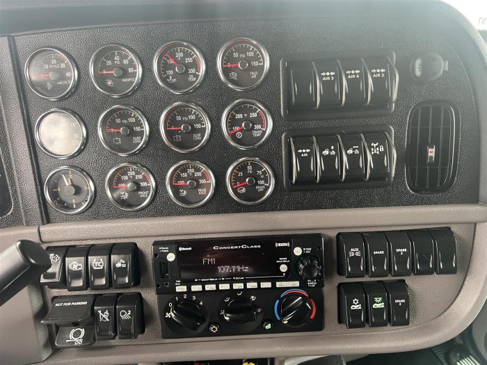 2023 Peterbilt 389-31