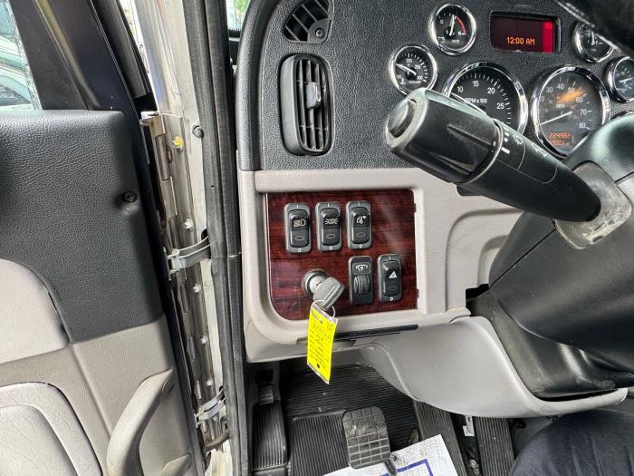 2018 Peterbilt 389-12