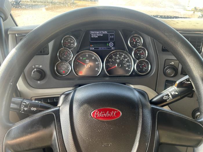 2022 Peterbilt 579-38