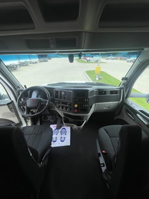 2022 Peterbilt 579-8