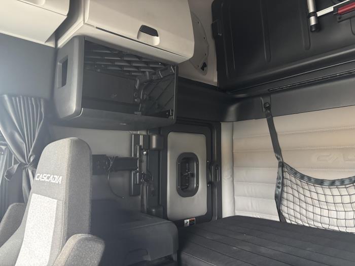 2021 Freightliner Cascadia-12