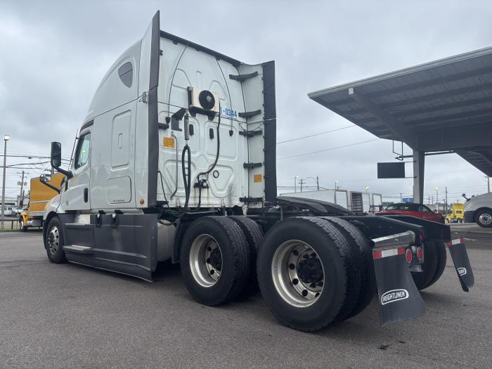 2021 Freightliner Cascadia-21
