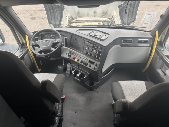 2021 Freightliner Cascadia-24