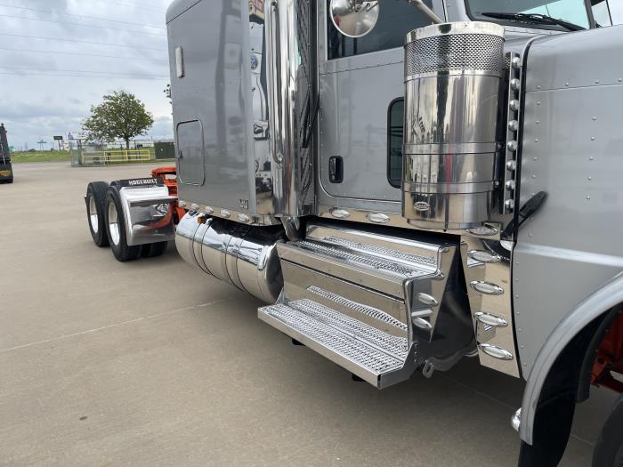 2022 Peterbilt 389-5