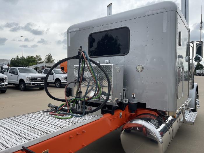 2022 Peterbilt 389-9