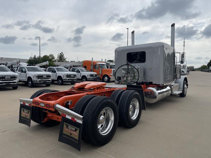 2022 Peterbilt 389-10