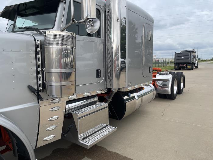 2022 Peterbilt 389-18